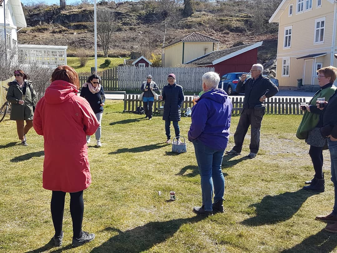 Ögonblicks bild av socialisering med social distans i Kämpersvik. Foto: Magnus Danielson