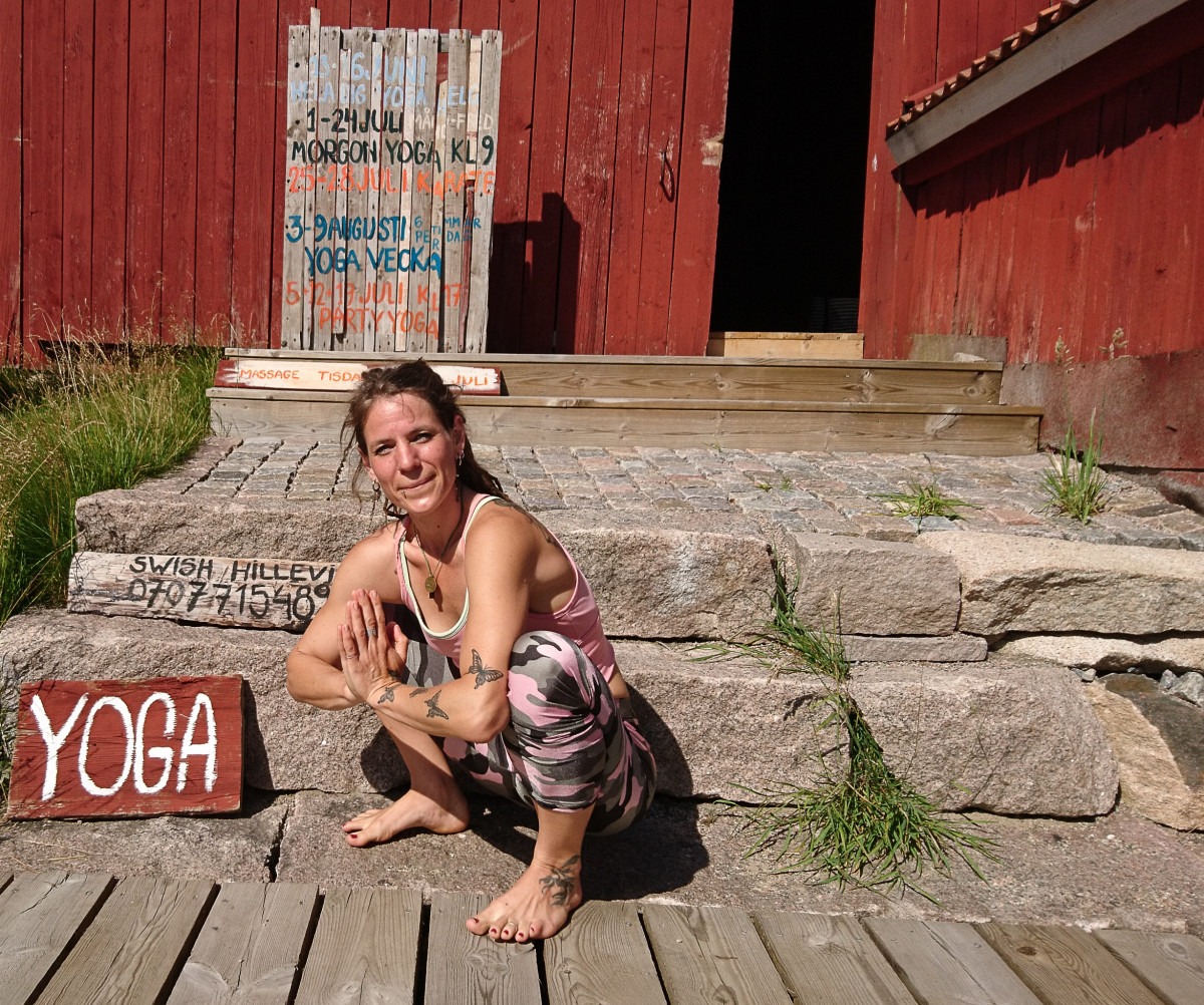 Hillevi med yogaövning Foto: Sanna Joelsson