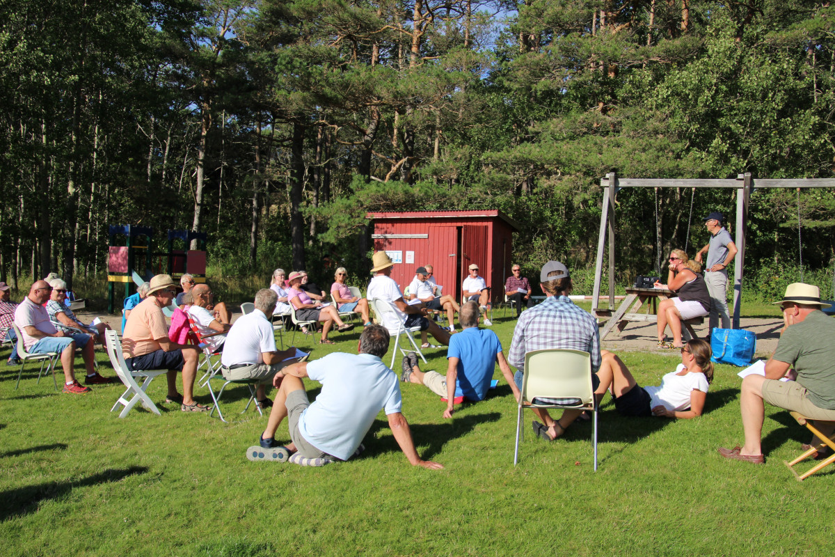 Årsmöte vid fotbollsplanen. Foto: Anette Lehto