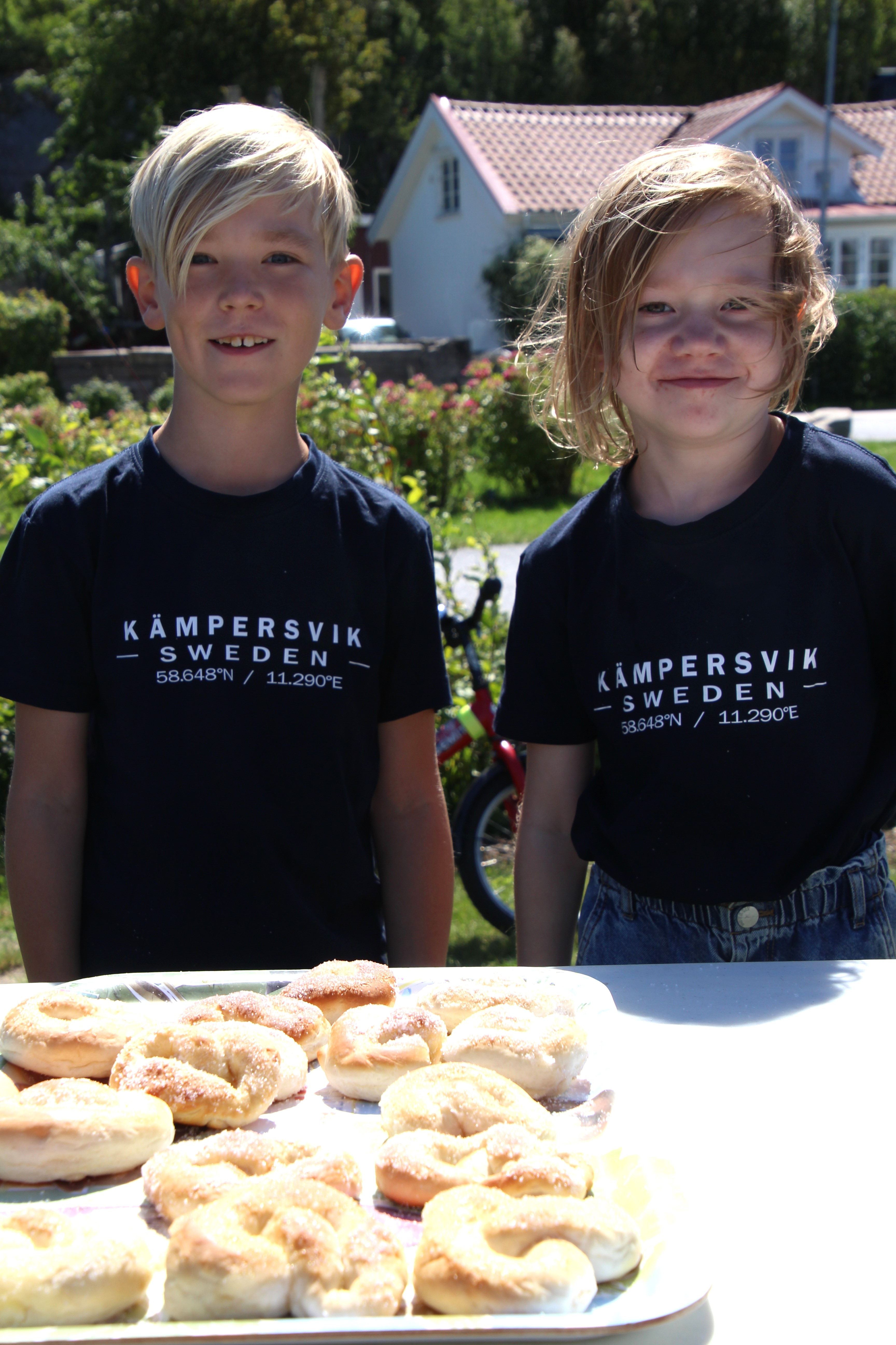 Hannes och Svea säljer kringlor